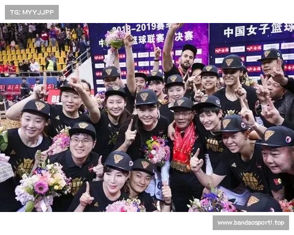 广东队与切尔西激战正酣 双方鏖战90分钟最终握手言和 广东队与切尔西激战正酣 双方鏖战90分钟最终握手言和