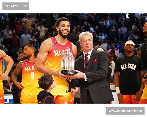 全明星赛再度加冕MVP 传奇之路依旧书写新篇章 全明星赛再度加冕MVP 传奇之路依旧书写新篇章